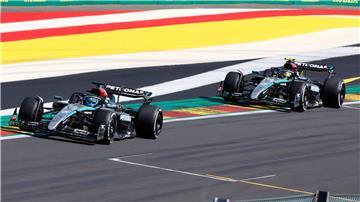 Mercedes-Pilot George Russell (l) kommt vor seinem Teamkollegen Lewis Hamilton ins Ziel: Doch der Sieg wird ihm später aberkannt.