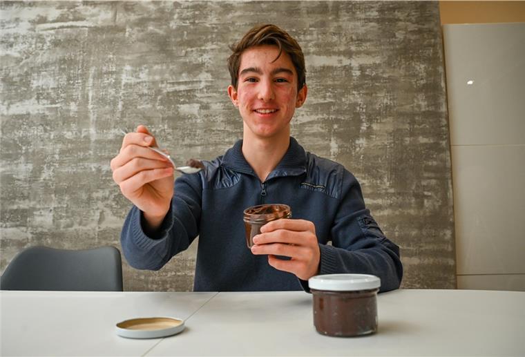 Dieser 14-jährige Bremerhavener gründet ein Schoko-Start-up Ein Junge mit einer Schokoladencreme.