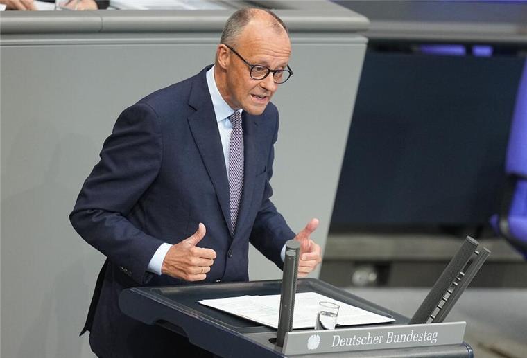 Bundeskanzler Friedrich Merz (CDU) spricht in der Generaldebatte in der Haushaltswoche im Bundestag.