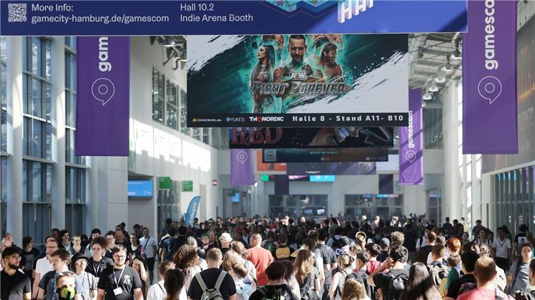 Messebesucher gehen im Jahr 2022 über das Messegelände der Computerpiele-Messe Gamescom. 