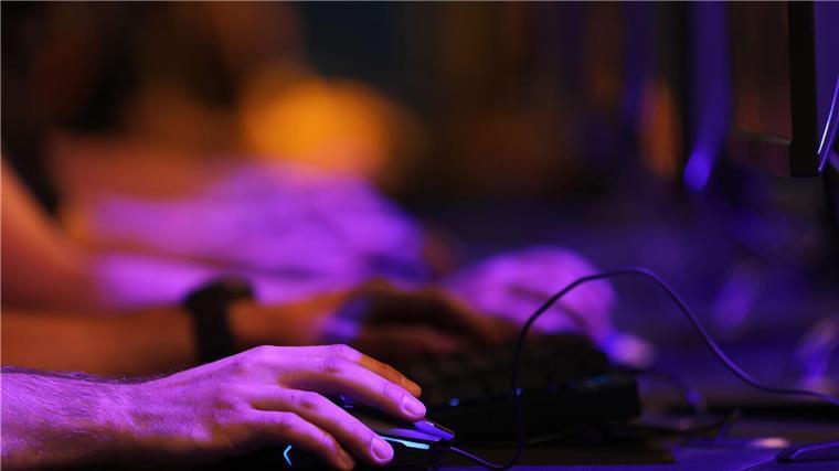 Messebesucher testen auf der Gamescom ein Computerspiel.