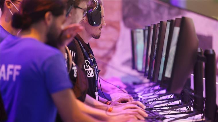 Messebesucher testen ein Computerspiel bei der Gamescom 2022. Bei der an diesem Mittwoch startenden Veranstaltung werden Hunderttausende Besucher erwartet.