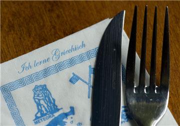Messer und Gabel liegen  auf einer Serviette in einem griechischen Restaurant. In Tarmstedt  wird es auch künftig griechische Küche geben, das Restaurant "Olympia" bleibt dem Ort erhalten.  
