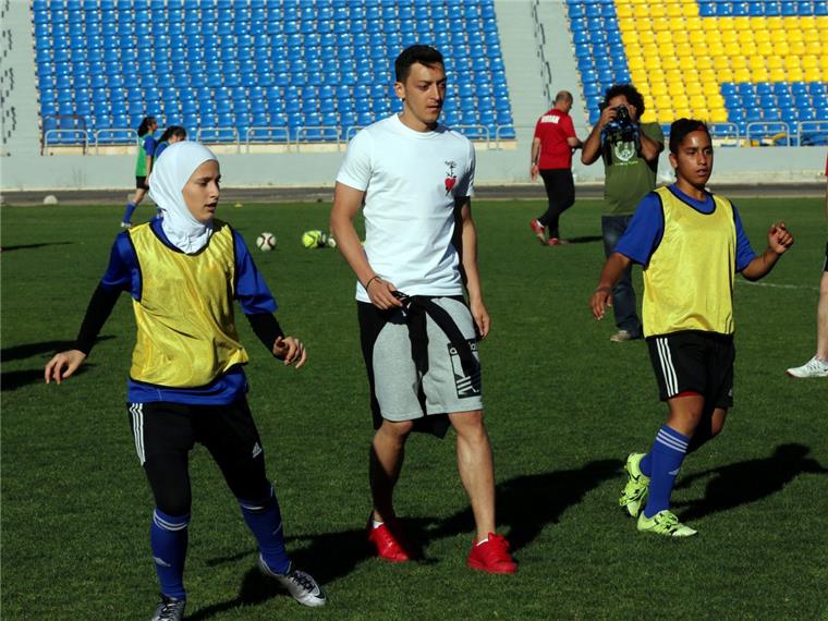 Özil-Foto entwickelt sich zum viralen Hit Mesut Özil hat in den vergangenen Tagen eine Asien-Reise gemacht. Unter anderem besuchte der Fußball-Star die jordanische Hauptstadt Amman, wo er mit der U17-Juniorinnen-Mannschaft trainierte.