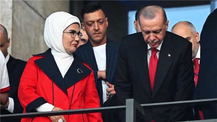 Auch Özil beim EM-Spiel der Türkei gegen die Niederlande Mesut Özil (M) steht hinter Recep Tayyip Erdogan (r), Präsident der Türkei, und seiner Frau Emine Erdogan (l).