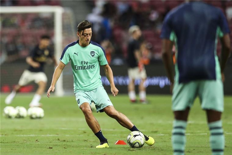 Mesut Özil: Erster Einsatz nach dem Rücktritt Mesut Özil vom FC Arsenal wärmt sich vor dem Spiel auf.