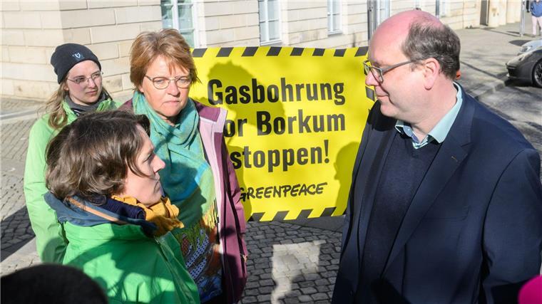 Minister: Entscheidung zu Erdgasförderung zu begrüßen Meta Janssen-Kucz (Grüne, 3.v.l) und Umweltminister Christian Meyer (Grüne) sprechen mit Umweltktivisten.