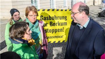 Meta Janssen-Kucz (Grüne, 3.v.l) und Umweltminister Christian Meyer (Grüne) sprechen mit Umweltktivisten.