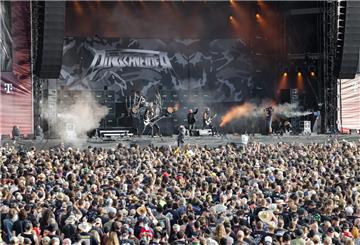Metal-Fans feiern während eines Auftritts der Band „Dirkschneider“ beim Wacken Open Air (WOA). Es gilt als das größte Heavy-Metal-Festival der Welt.