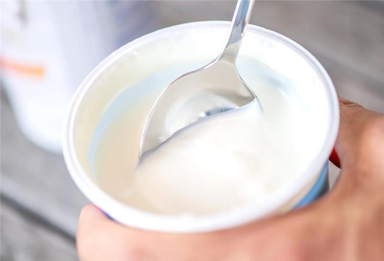 Metall im Milch-Joghurt: DMK ruft Milram-Produkte zurück ILLUSTRATION - Ein Teller mit Joghurt.