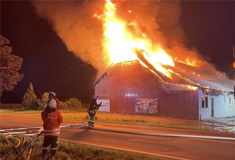 Großbrand vernichtet Betriebsgebäude Die Flammen schlugen meterhoch aus dem Dach der Scheune.