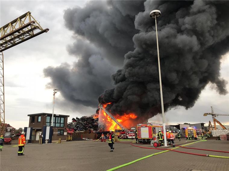 Großbrand in Wilhelmshaven: Rauch sichtbar bis in die Wesermarsch Meterhohe Flammen steigen auf dem Firmengelände in Wilhelmshaven auf.