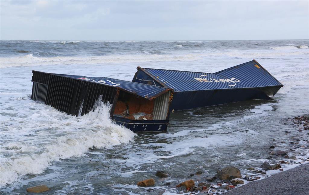 Meterhohe Wellen vom Sturmtief &quot;Axel&quot; haben vor der ostfriesischen Insel Wangerooge mehrere angespülte Container aufgerissen und zerschlagen. Die Stahlboxen waren bereits bei einem früheren Sturm an Weihnachten über Bord eines Frachters in der Nordsee gegangen.