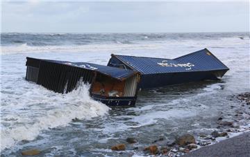 Meterhohe Wellen vom Sturmtief &quot;Axel&quot; haben vor der ostfriesischen Insel Wangerooge mehrere angespülte Container aufgerissen und zerschlagen. Die Stahlboxen waren bereits bei einem früheren Sturm an Weihnachten über Bord eines Frachters in der Nordsee gegangen.