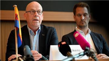 Meyer-Werft-Chef Eikens (l) hält den Standort Papenburg für zukunftsfähig. (Archivbild)