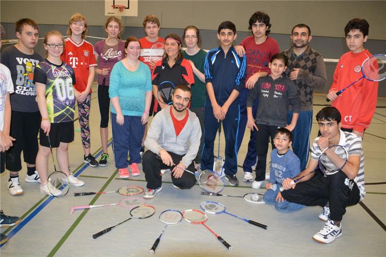 Flüchtling aus Syrien hilft Ringstedtern beim Badminton Mhamad Hntoush (links) verstärkt das Team des TSV Ringstedt. Seit Januar bietet man Badminton-Training an. Die Bürger aus dem Ort freut es – der Zulauf ist gewaltig. Foto Scheiter