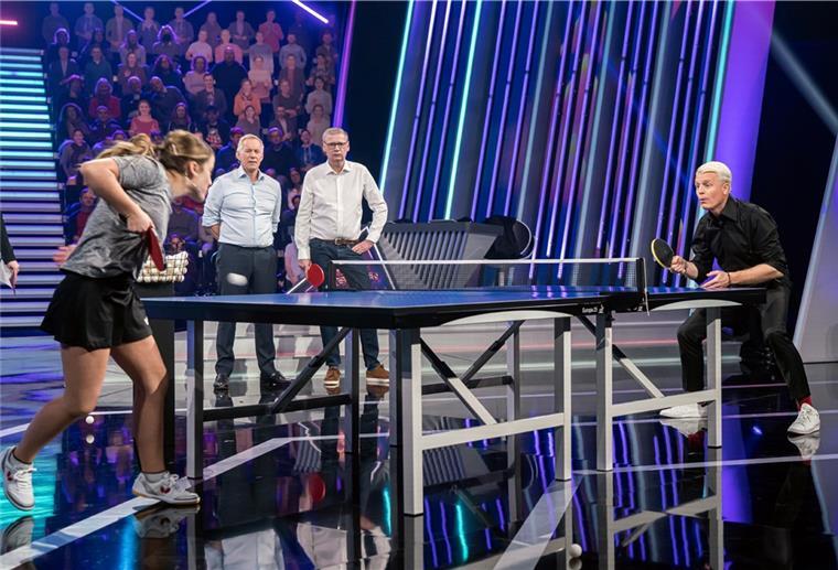 Beverstedterin Mia Griesel steht auf der großen TV-Bühne Mia Griesel macht sie an der Tischtennisplatte alle nass: Die Quiz-Master Guido Cantz (rechts), Günther Jauch (Mitte) und Johannes B. Kerner.