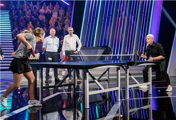 Mia Griesel macht sie an der Tischtennisplatte alle nass: Die Quiz-Master Guido Cantz (rechts), Günther Jauch (Mitte) und Johannes B. Kerner.