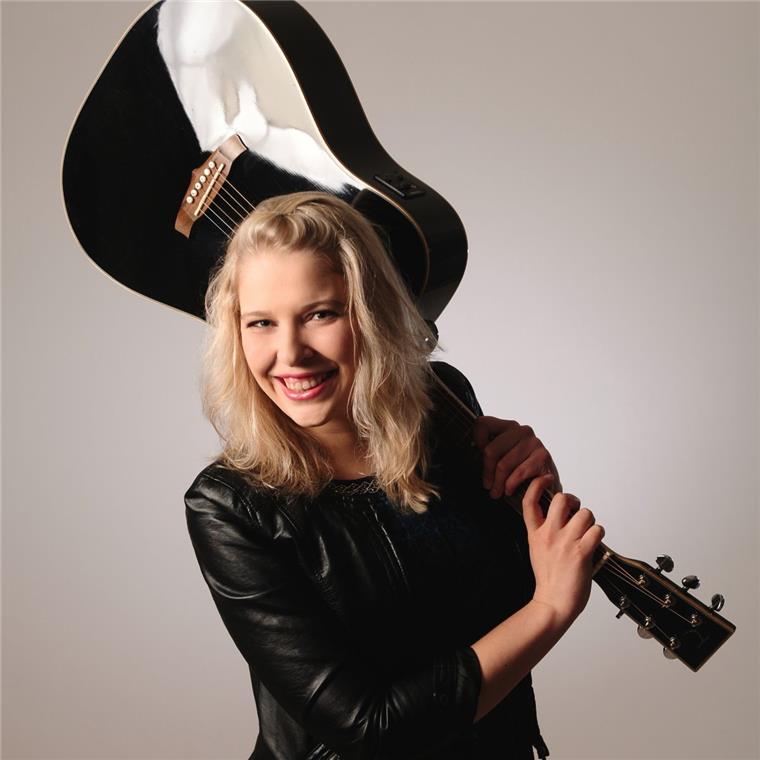 Sommerfest Malstedt: Mia Ohlsen tritt dreimal auf Mia Ohlsens ständiger Begleiter ist die Gitarre. Der Musikerin wird eine natürliche, unbekümmerte Art im Umgang mit ihrem Publikum nachgesagt.