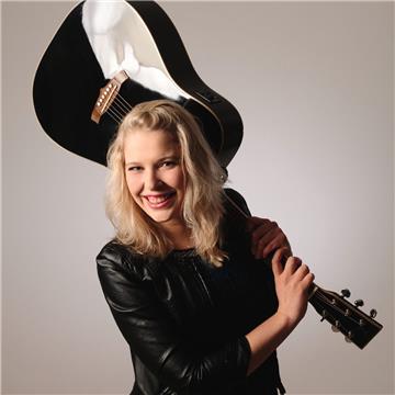 Mia Ohlsens ständiger Begleiter ist die Gitarre. Der Musikerin wird eine natürliche, unbekümmerte Art im Umgang mit ihrem Publikum nachgesagt.