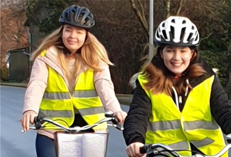 Mia und Betty machen für einen Radweg mobil Mia Wetjen (links) und Betty Wärner sammeln Unterschriften für den Bau eines Fahrradwegs zwischen Appeln und Beverstedt.