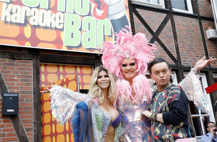 Hamburg: So stöhnt man in der Porno-Karaoke-Bar Micaela Schäfer, Olivia Jones und Julian F.M. Stöckel (von links) stehen vor dem Eingang der Porno Karaoke Bar auf St. Pauli.