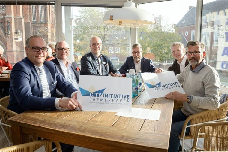 Bremerhavens Einzelhändler bilden neue Initiative Michael Arzenheimer von der Marketing Initiative Bremerhavener Quartiere (zweiter von rechts) hat alle Einzelhandelsvertreter an einen Tisch geholt (v.l.): Jörn Langfermann und Sven Frerichs (Columbus Shopping Center), Patrick Erfurth (Karstadt), Jens Dürkop (Mediteraneo) und Joachim Haack (City-Skipper).