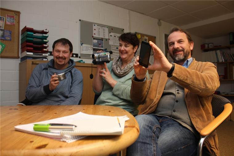 Alter Wettbewerb neu aufgelegt: Die Beverstedter Schreibzeit setzt auf Instagram & Co. Michael Dipper, Kerstin John und Detlev Fänger (von links) freuen sich auf die jungen Künstler und stehen ihnen mit Rat und Tat zur Seite. Foto Gehrke