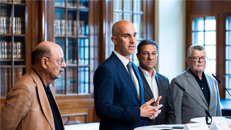 Lies wirbt für Aufnahme von Kindern aus Gaza und Israel Michael Fürst (v. l.), Oberbürgermeister Belit Onay, Yazid Shammout und Gerhard Wegner stellen Hannovers Hilfsinitiative vor. (Archivbild)