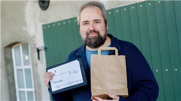 Michael Jaskulewicz ist das erste Mitglied des Cannabis-Anbauvereins Ganderkesee, der seine legal geerntete Portion des Rauschgifts in Empfang nimmt.