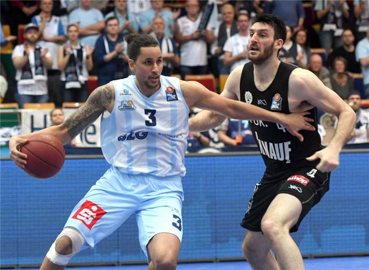 Die Eisbären feiern Saisoneröffnung gegen Rasta Vechta Michael Kessens (links) zählte in der vergangenen Saison zu den positiven Erscheinungen bei den Eisbären. Am Freitag kehrt der 27-Jährige im Rasta-Trikot zurück in die Stadthalle.