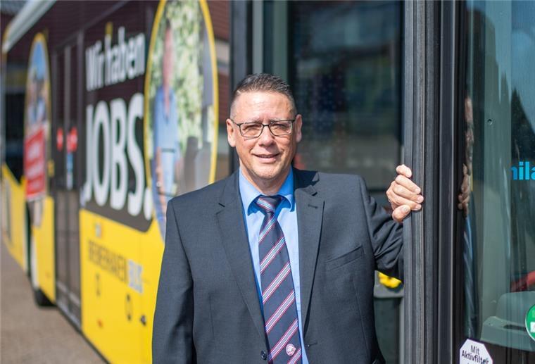 Unternehmen suchen händeringend nach Busfahrern Michael Klönner, Bereichsleiter Fahrbetrieb bei Bremerhaven Bus, steht vor einem Bus.