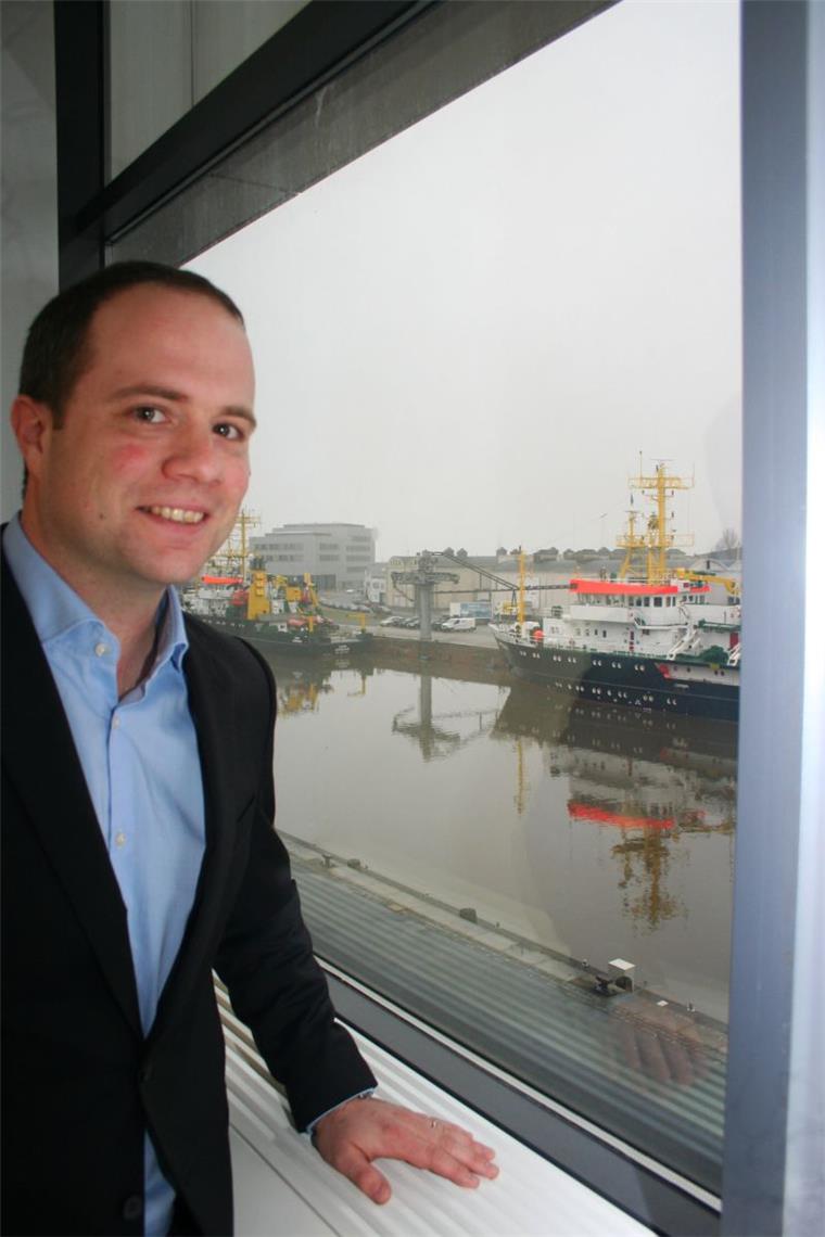 Kölner sucht Personal für neues Institut im Fischereihafen Michael Langerbeins ist fasziniert vom Fischereihafen, den er beim Blick aus dem Fenster sieht.