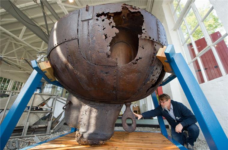 Forscher: Älteste Metalltonne in südlicher Ostsee gefunden Michael Mäuslein, Kurator der Sammlungen zur Fischerei am Meeresmuseum Stralsund (Mecklenburg-Vorpommern) steht auf dem Gelände des Nautineum an einem historischen Seezeichen. Nach Einschätzung von Meerestechnik-Forschern soll die Schifffahrtstonne die bislang älteste Metalltonne in der südlichen Ostsee sein.