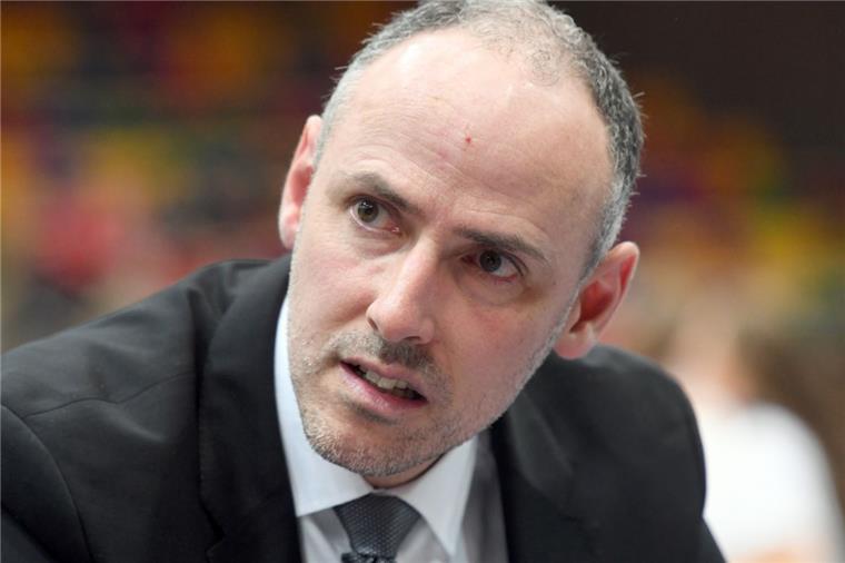 Eisbären-Trainer Mai setzt auf vielseitig einsetzbare Spieler Michael Mai hat seinen Kader fast zusammen. Der Eisbären-Trainer hofft, die letzten offenen Stellen bis zum Trainingsstart am Montag besetzen zu können.