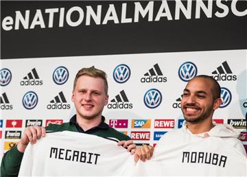 Michael "MegaBit" Bittner (links) und Mohammed "MoAuba" Harkous spielen für Deutschland beim ersten FIFA eNations Cup.

