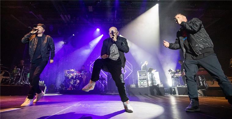 Im 30. Bandjahr: Die Fantastischen Vier gastieren in der ÖVB-Arena Michael „Michi“ Beck (von links), Michael Bernd Schmidt alias Smudo, und Thomas Dürr alias Thomas D, Mitglieder der deutschen Hip-Hop-Gruppe Die Fantastischen Vier, stehen beim Auftakt-Konzert der „Captain Fantastic“-Tour in Würzburg auf der Bühne.