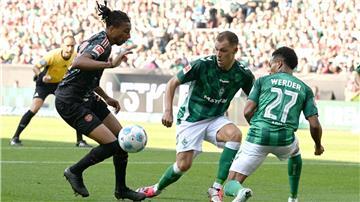 Michael Olise (l) brachte Bayern München früh in Führung.