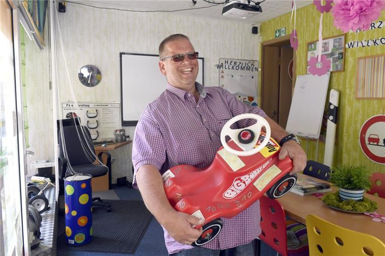 Darum sind die Bremerhavener Fahrschulen voll Michael Rosekeit von der Fahrschule Salot hat zwar gut zu tun, aber dennoch gut Lachen.