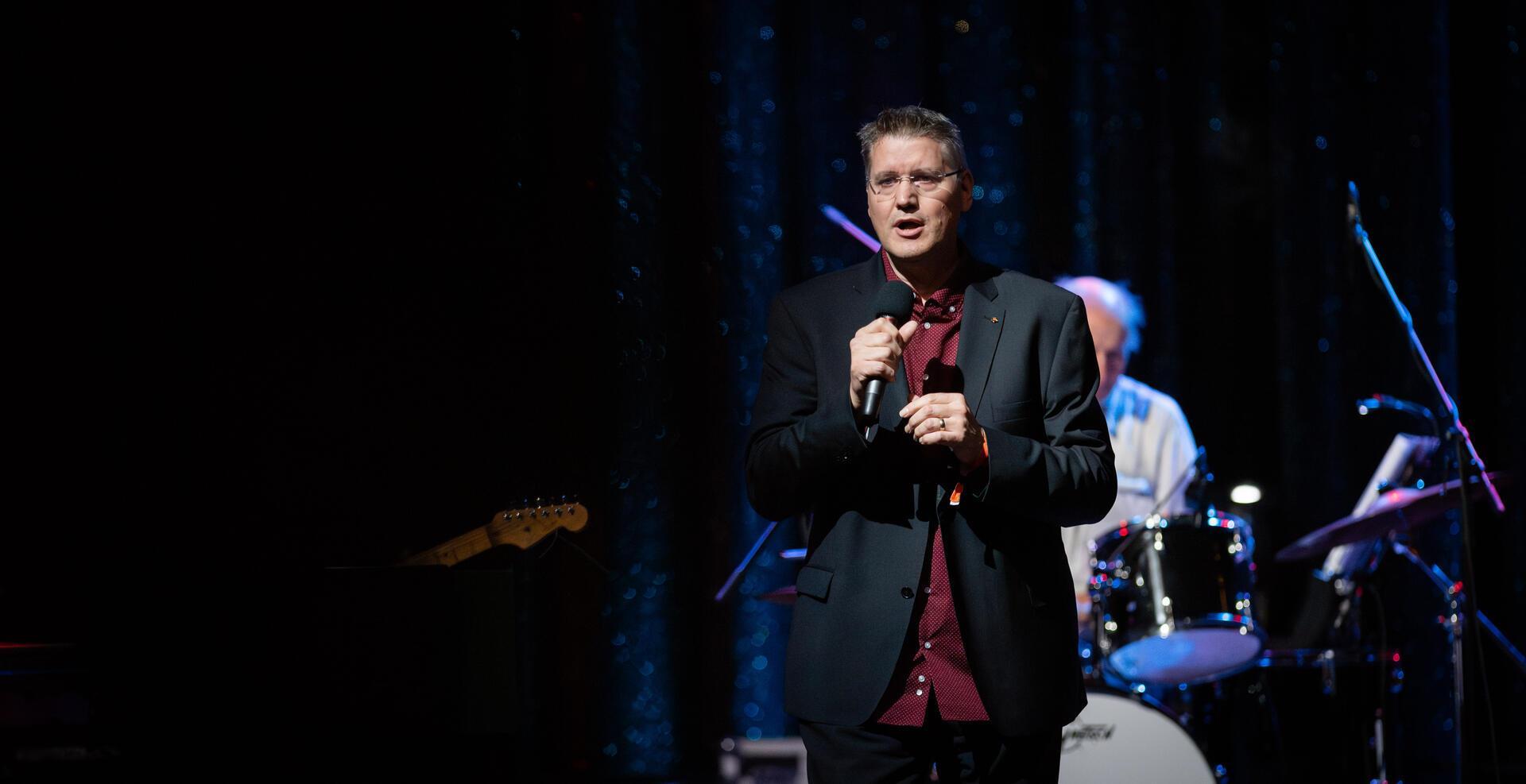 Michael Schubert sang Gonna get back home somehow von Elvis. 