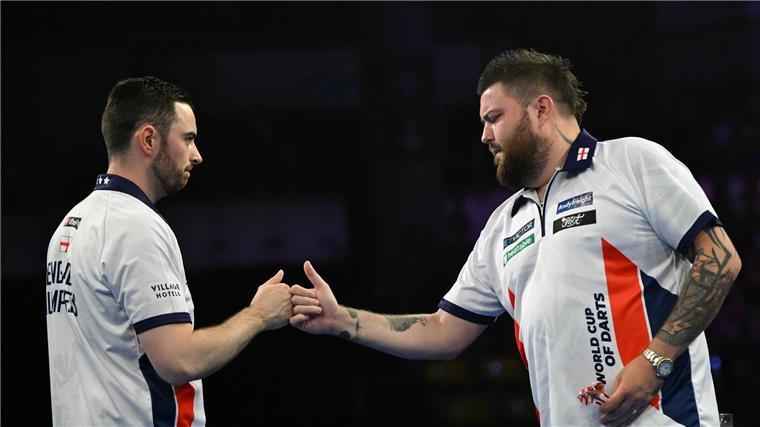 England gewinnt Team-WM der Darts-Profis Michael Smith (r) und Luke Humphries gewannen die Darts-Team-WM.