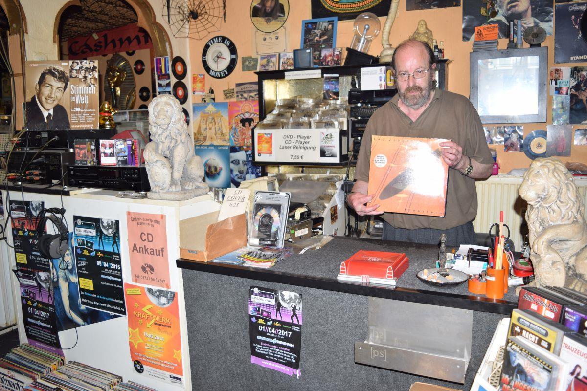 Das Vinyl ist zurück: Cashmir-Inhaber Michael Steffens über das Comeback der schwarzen Scheiben Michael Steffens liebt Schallplatten. Seinen Laden Cashmir hat er nach dem Song „Kashmir“ von Led Zeppelin benannt.
