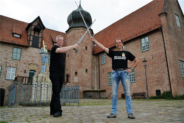 Ritter fallen wieder ein in Bad Bederkesa Michael Tegge (rechts) und Marcus Fahrenkrug möchten das Stadtvolk mit dem Mittelalterlichen Burgfest wieder in das Zeitalter verwegener Rittersleut, hübscher Burgfräulein und kunstfertiger Handwerker entführen. Vor der besonderen Kulisse der Burg legen die Veranstalter großen Wert auf Authentizität und Detailtreue.