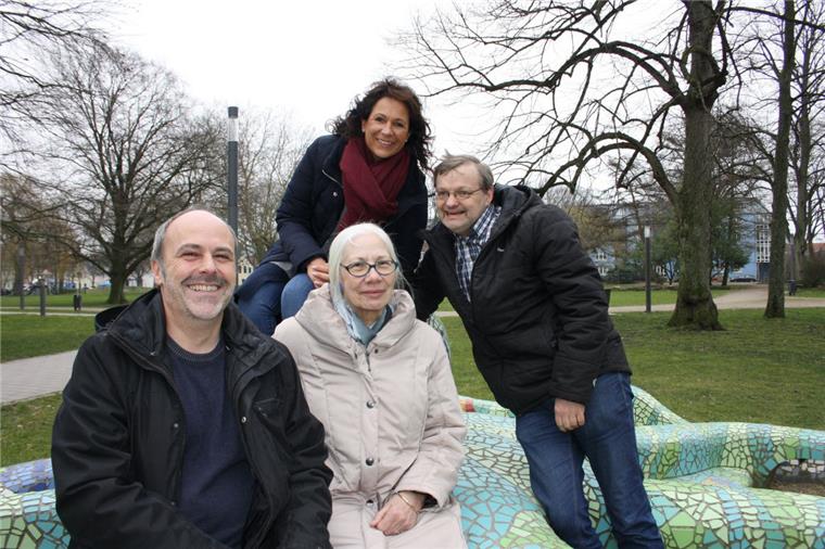 Gruppe kämpft für bessere Versorgung psychisch Kranker in Bremerhaven Michael Tietje (links) von der Diakonie unterstützt die Projektgruppe, die aus Simone Hartung (hinten), Gabriele Hagemeister und Holger Nemeyer besteht.