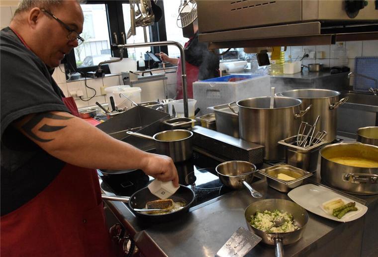 Pier 6: Kochen mit Liebe und Geduld Koch am Herd