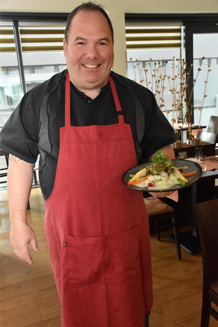 Pier 6: Kochen mit Liebe und Geduld Mann mit Schürze und Tellergericht