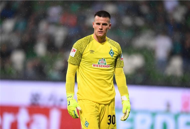 Darum ist Zetterer aktuell Werders Nummer eins Werders Torwart Michael Zetterer in einem gelben Trikot und mit gelber Hose.