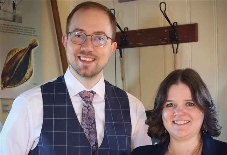 Ein frisch vermähltes Hochzeitspaar (Mann links, Frau rechts). Michaela und Marcel feierten als 750. Paar ihre Trauung auf dem Leuchtturm Obereversand.