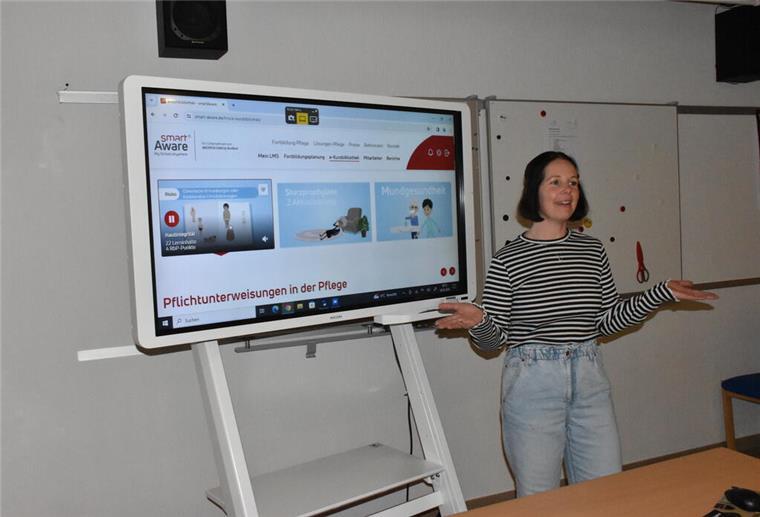 30 Jahre Rita Milter - Professionelle und empathische Pflege Michaela Witowski schult regelmäßig das Team zu verschiedenen Pflegethemen.