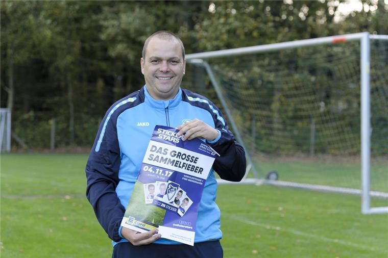 Michel Fürst ist stolz auf das neue Stickeralbum.